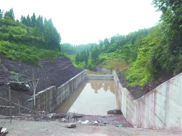 正式开工建设,目前枢纽工程已完成大坝至溢洪道公路开挖,溢洪道消力池